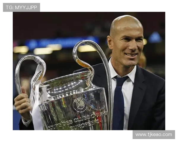 齐内丁齐达内：从球场传奇到教练巨匠的辉煌人生轨迹